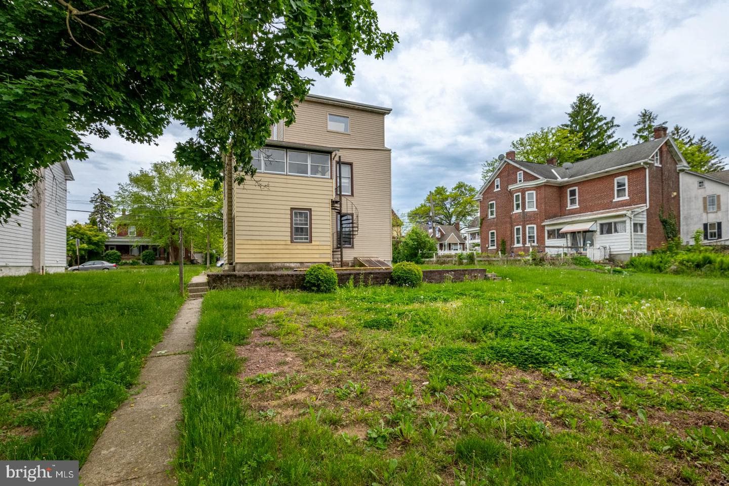 209 W Franklin Street photo 32