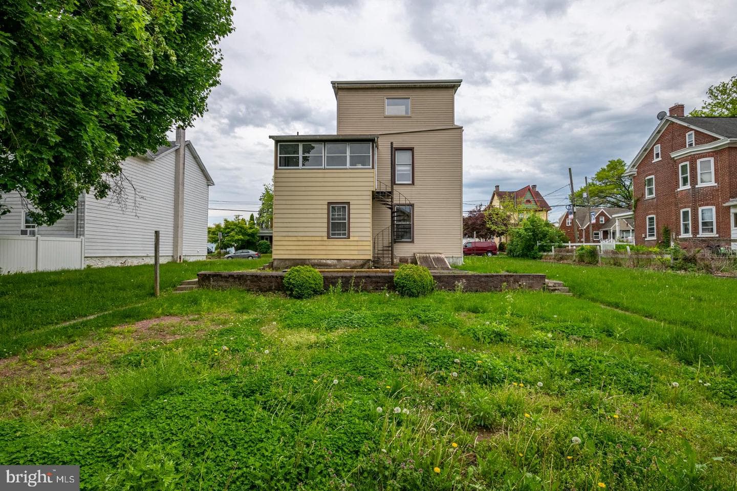 209 W Franklin Street photo 33