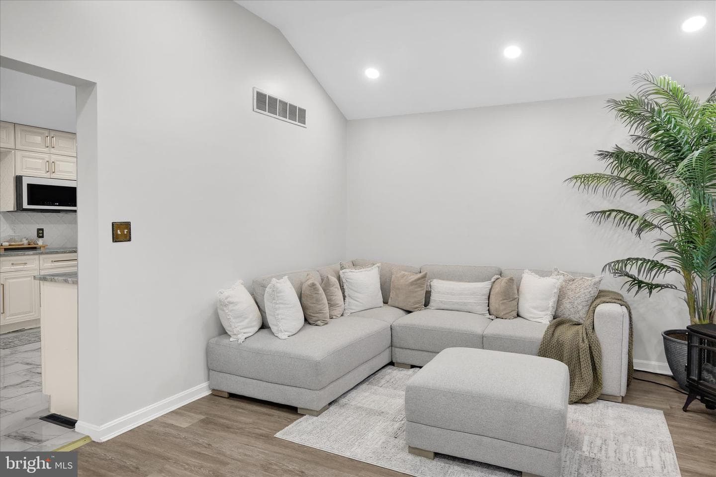 422 Noble Street photo 11
