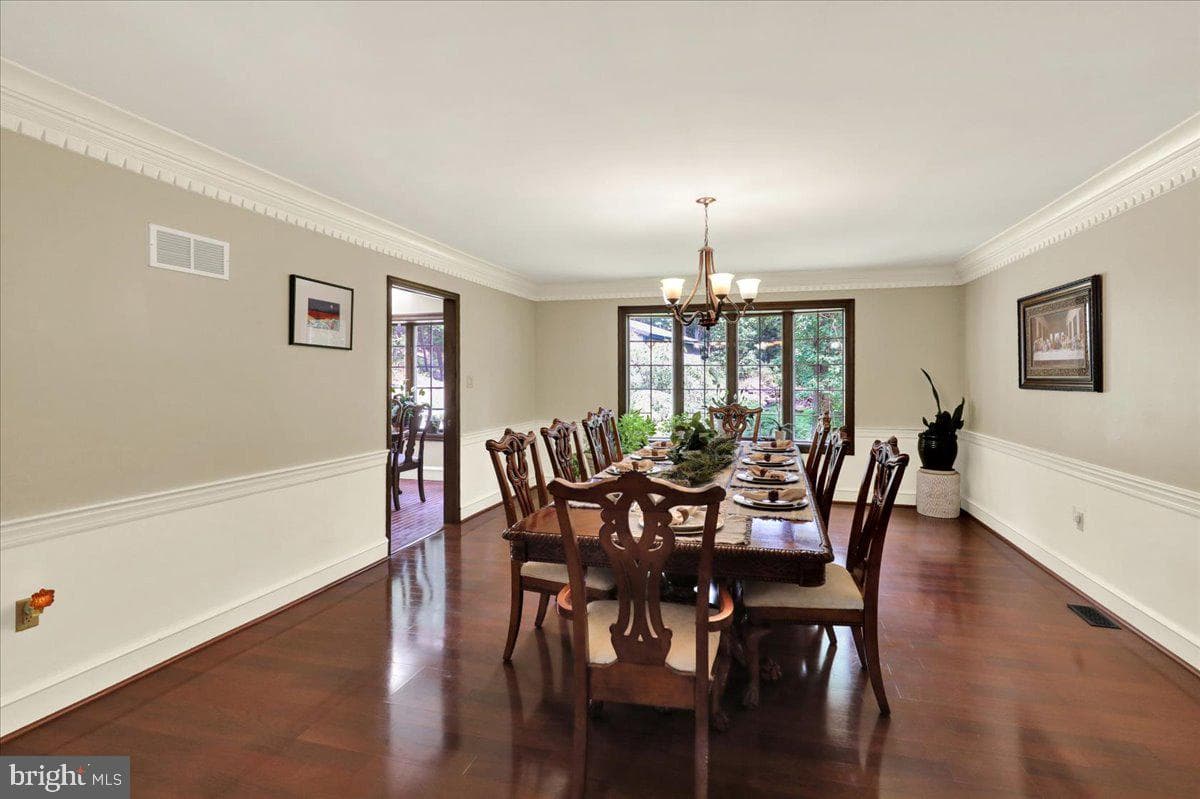 8 Tudor Court photo 11