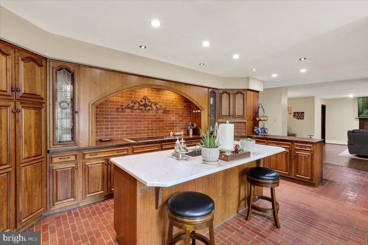 8 Tudor Court photo 13