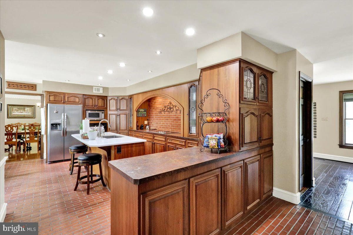 8 Tudor Court photo 15