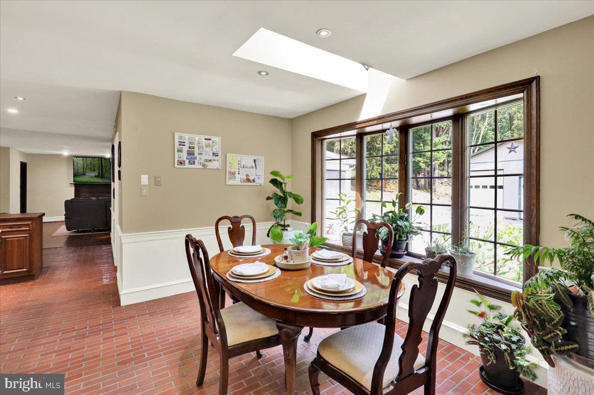 8 Tudor Court photo 17