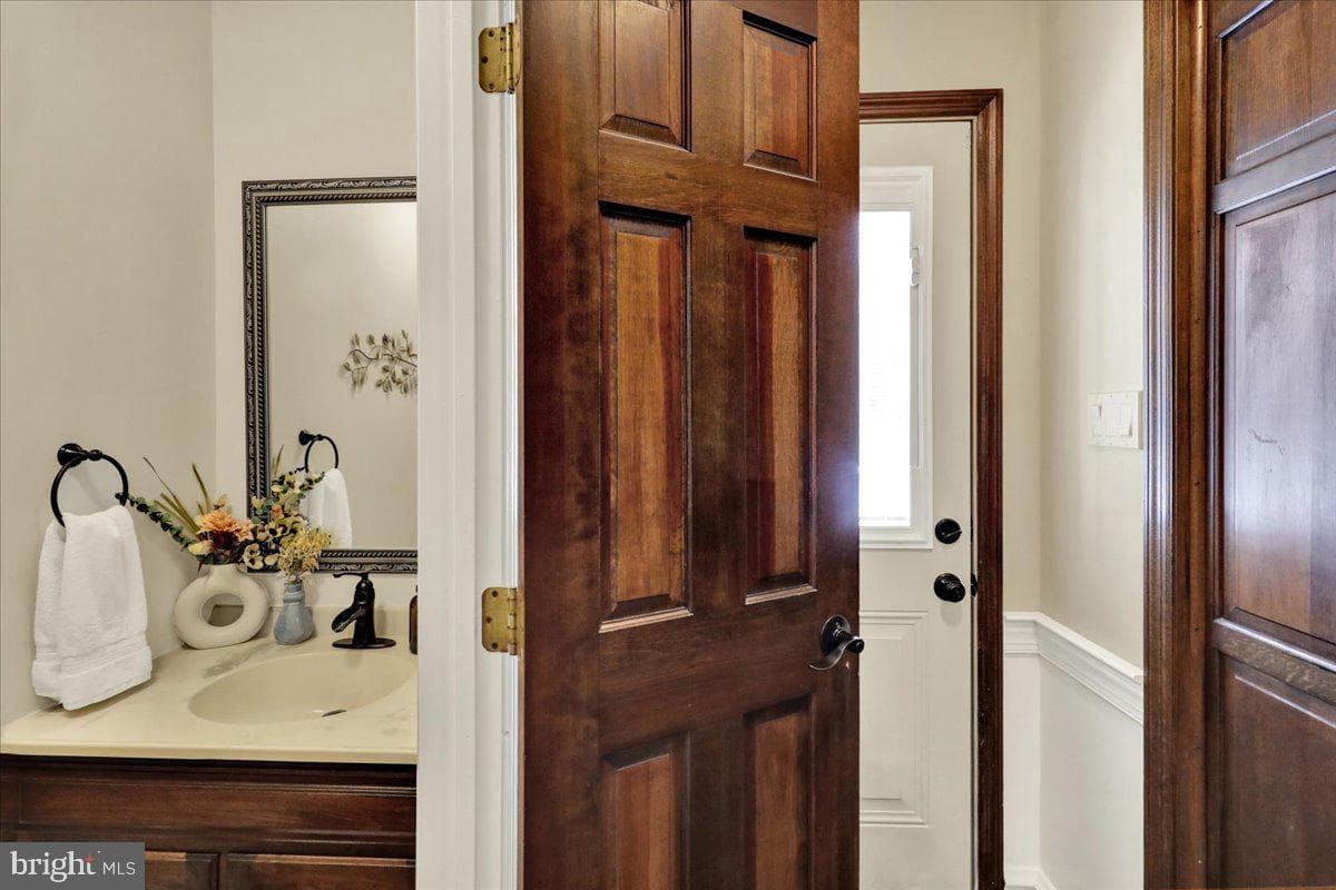8 Tudor Court photo 18