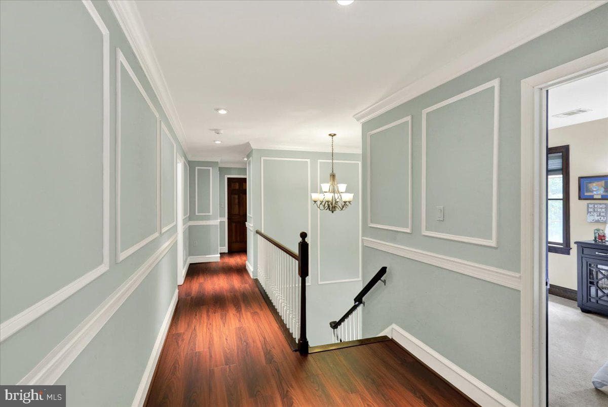 8 Tudor Court photo 36