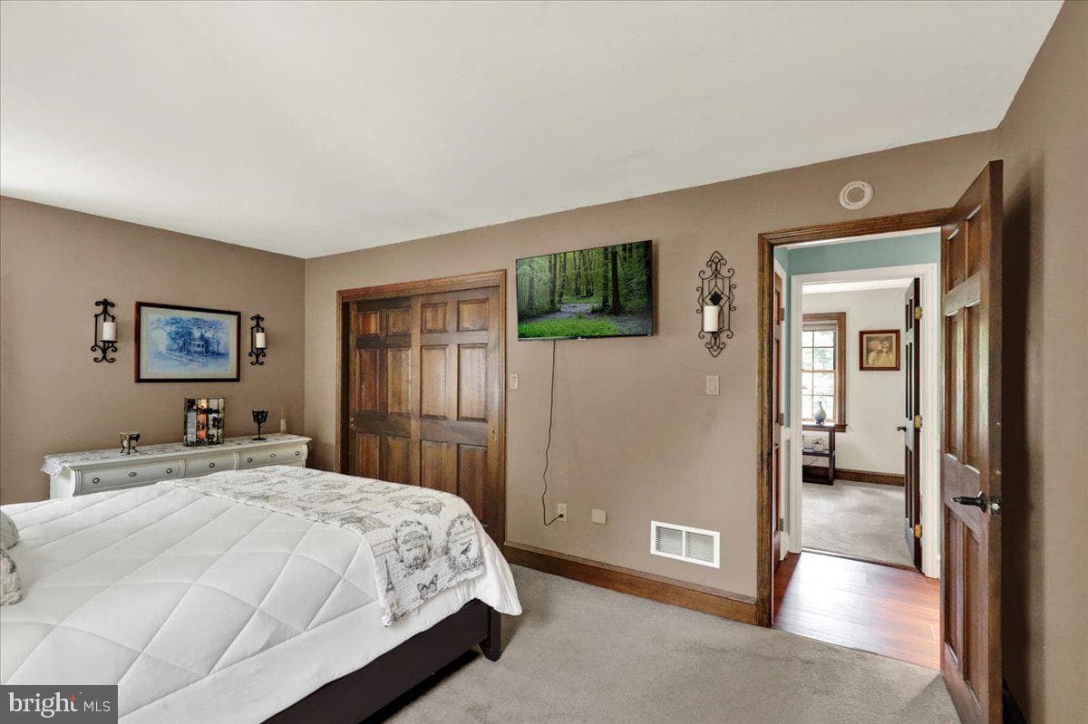 8 Tudor Court photo 40