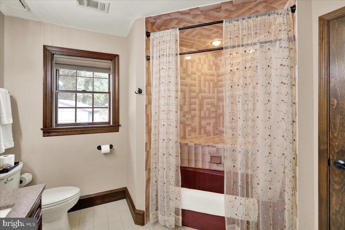 8 Tudor Court photo 42