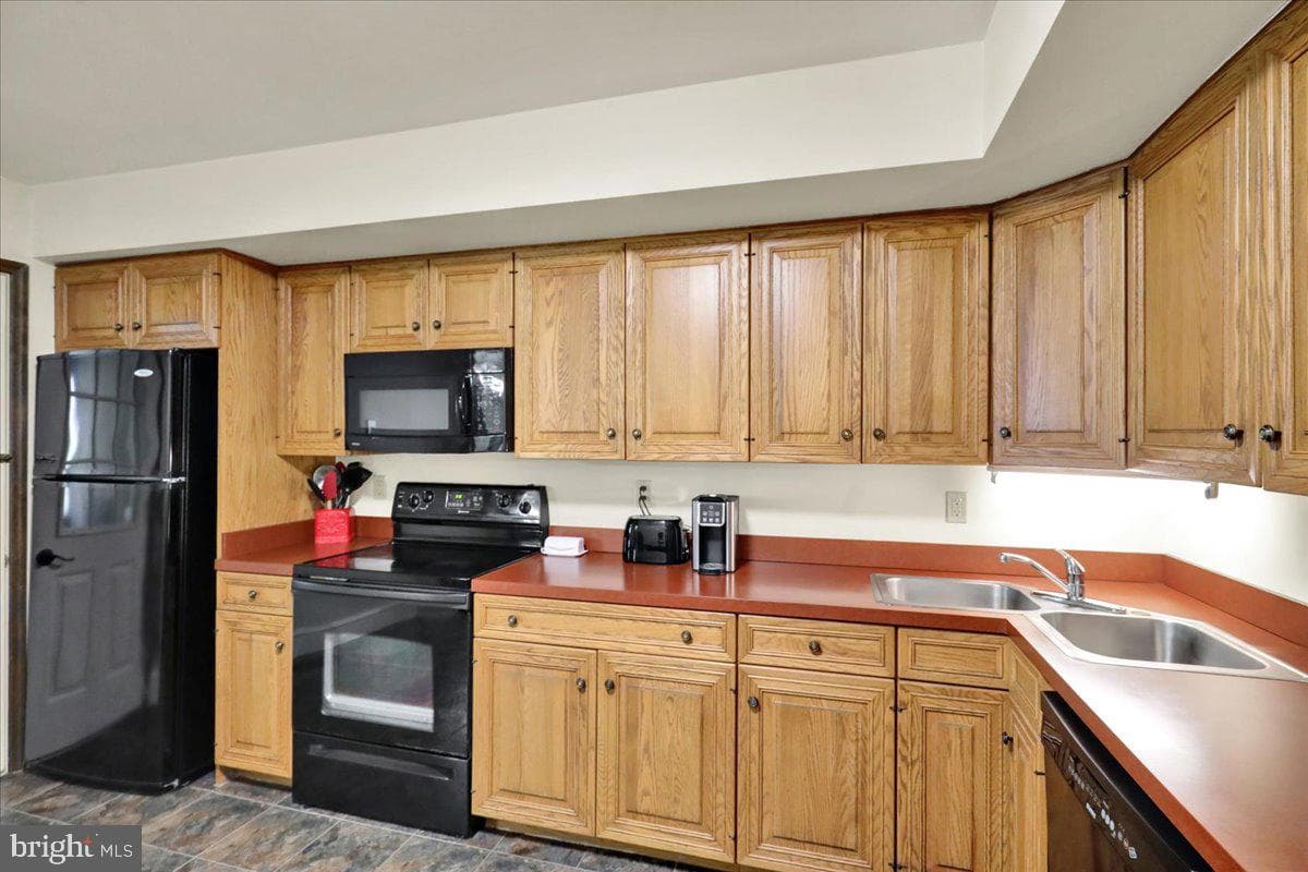 8 Tudor Court photo 63