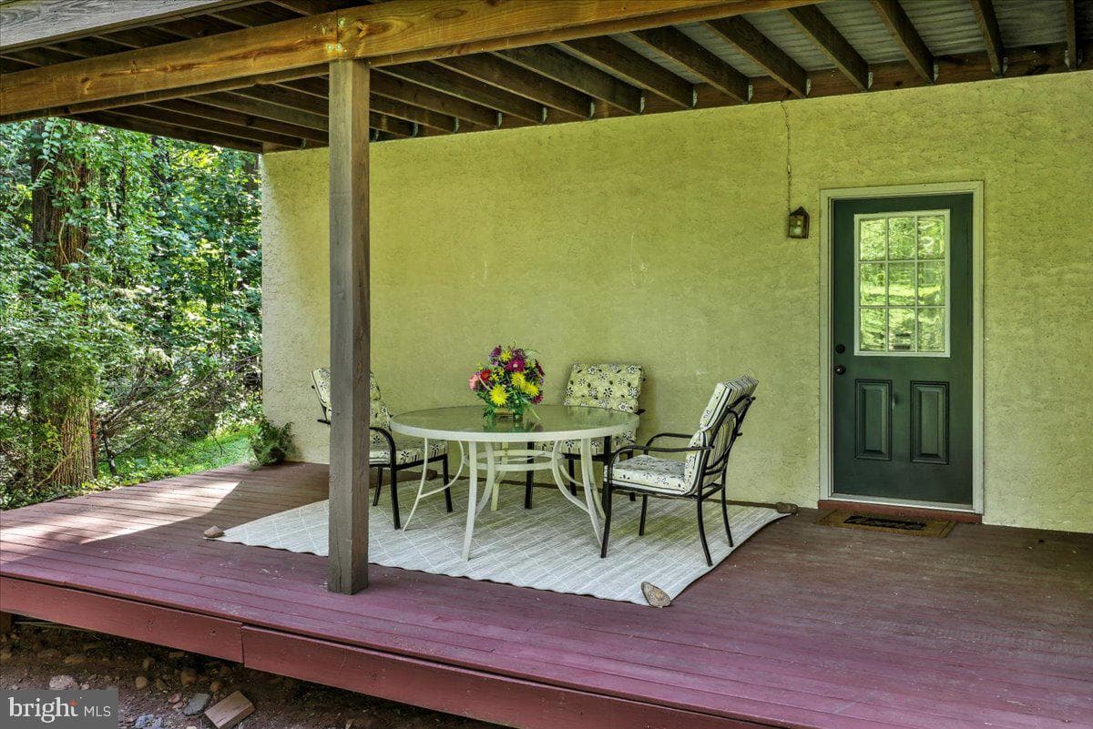 8 Tudor Court photo 69