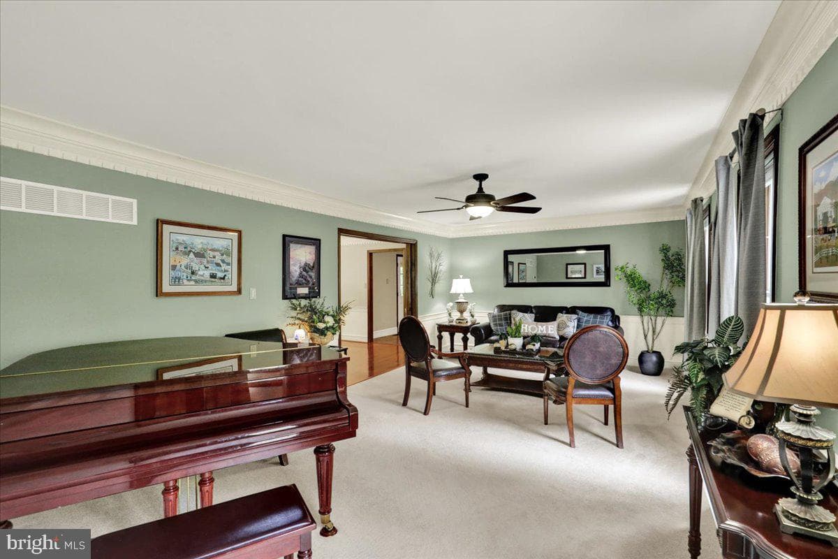8 Tudor Court photo 7