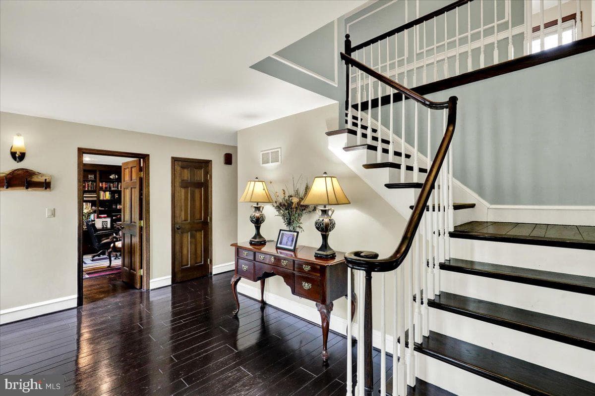 8 Tudor Court photo 9