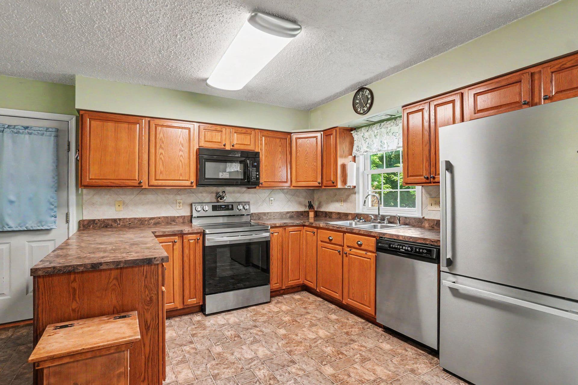 520 Schoolhouse Road photo 4