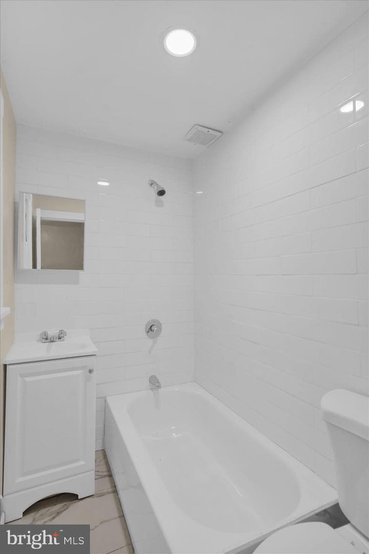 121 W Elm Street photo 19