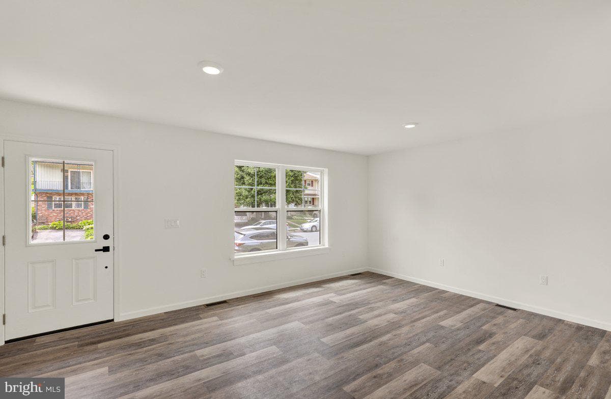 2515 Girard Avenue photo 5