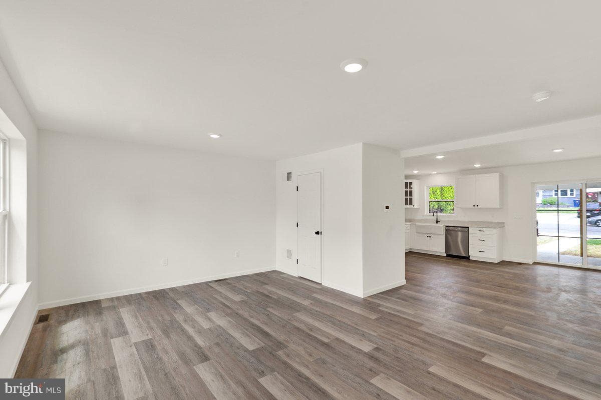 2515 Girard Avenue photo 7
