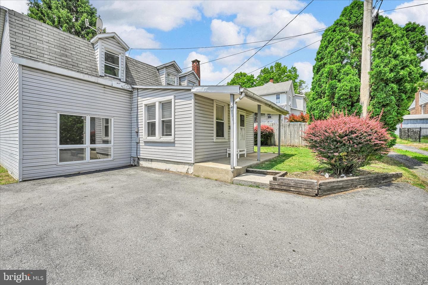 2114 Spring, West Lawn