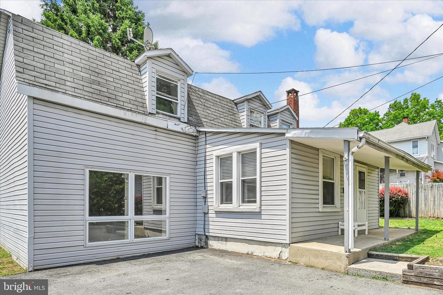 2114 Spring, West Lawn