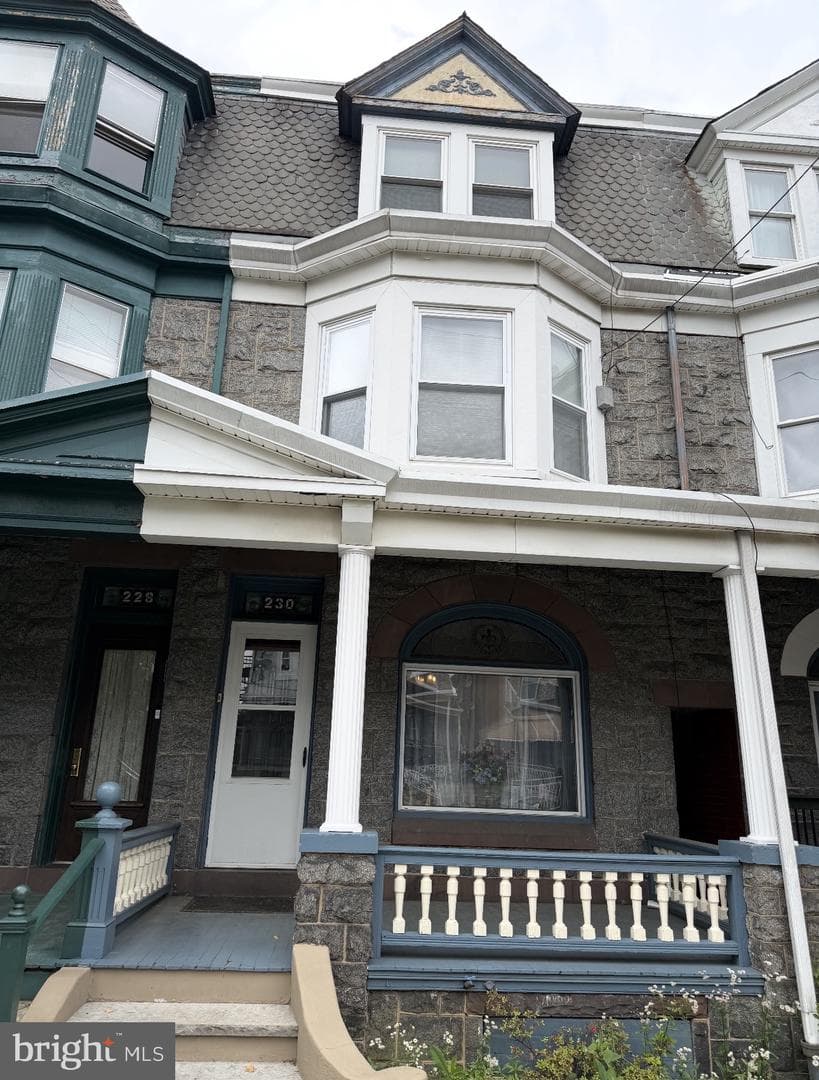 230 W Douglass Street photo 1