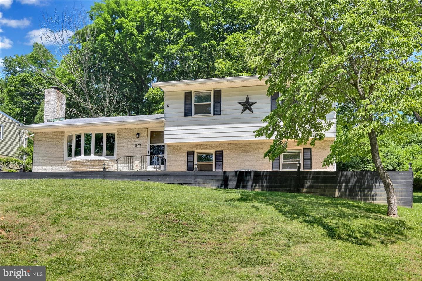 1907 Holly Road photo 2