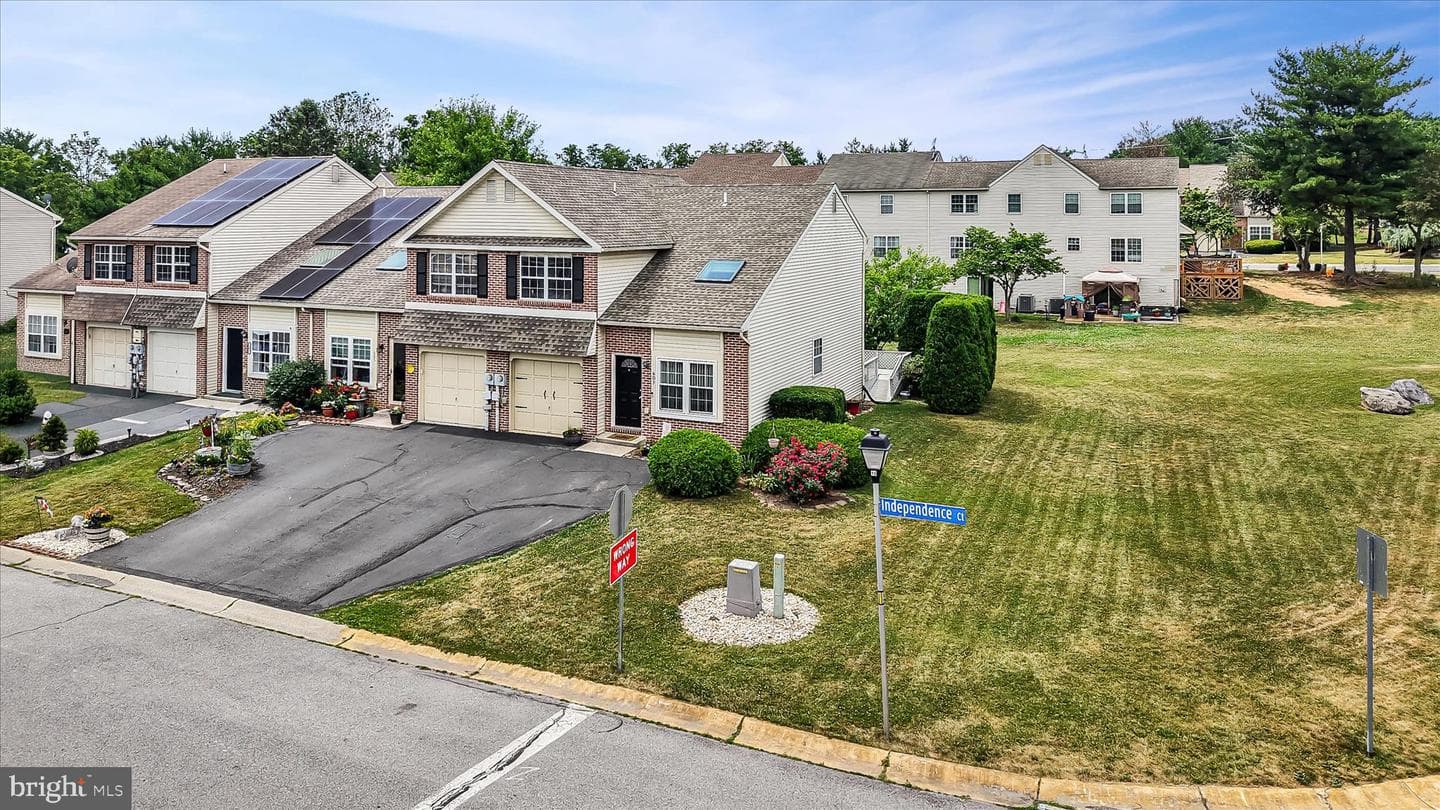 607 Independence Court, Blandon