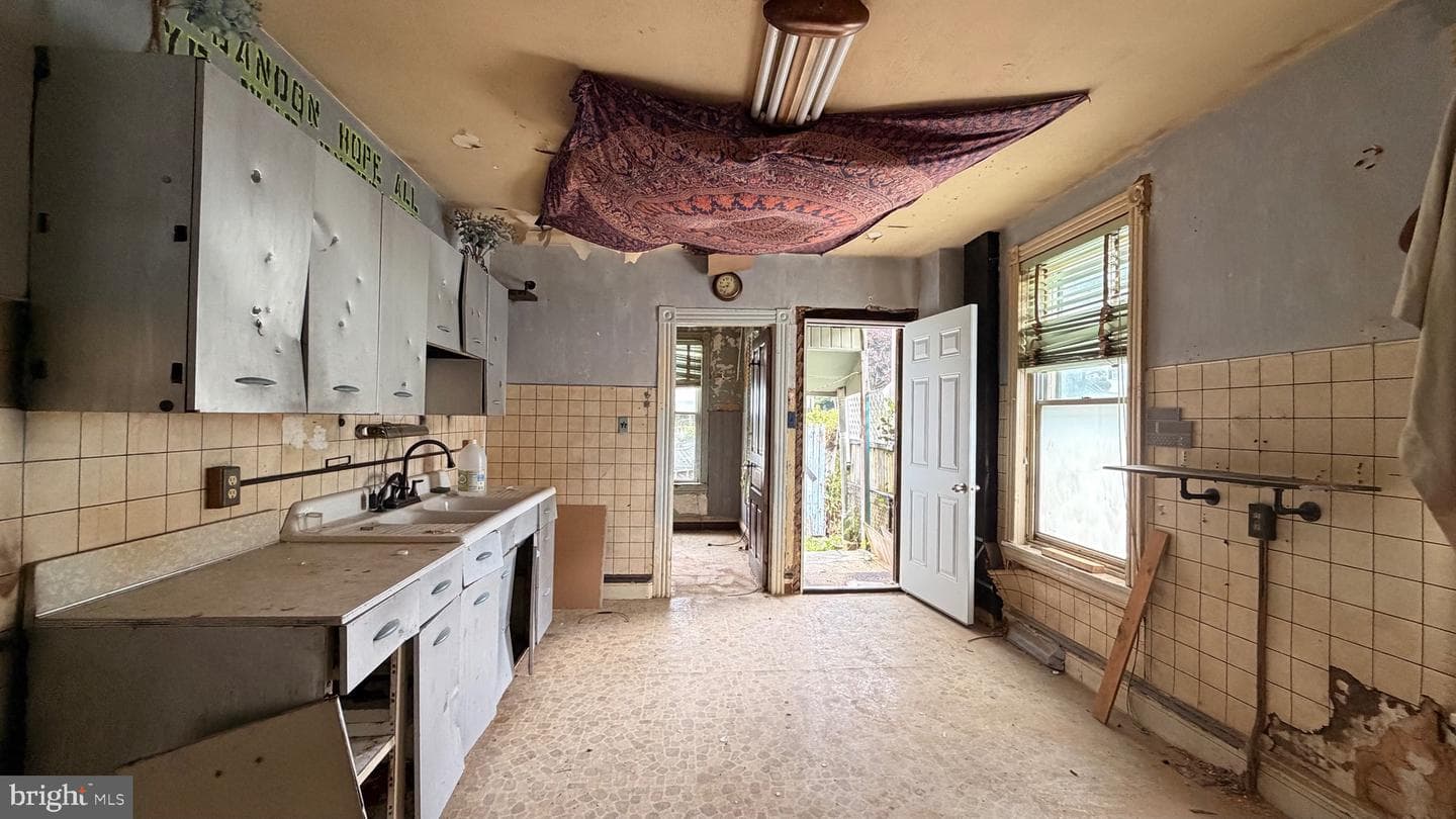 1359 Green Street photo 8