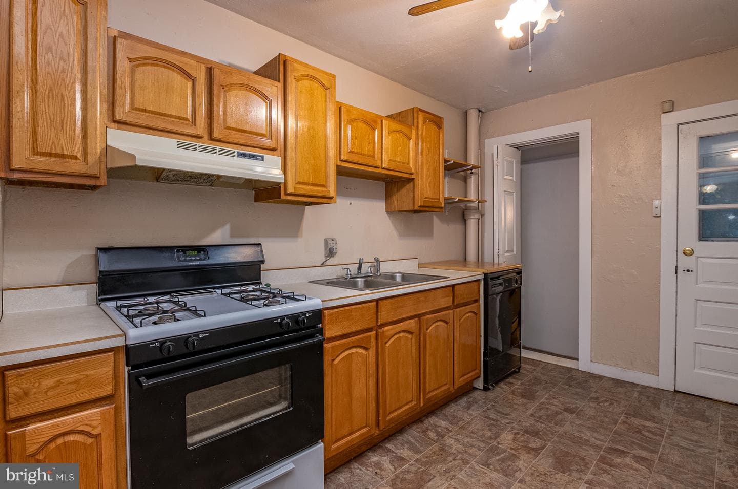 832 Nicolls Street photo 6