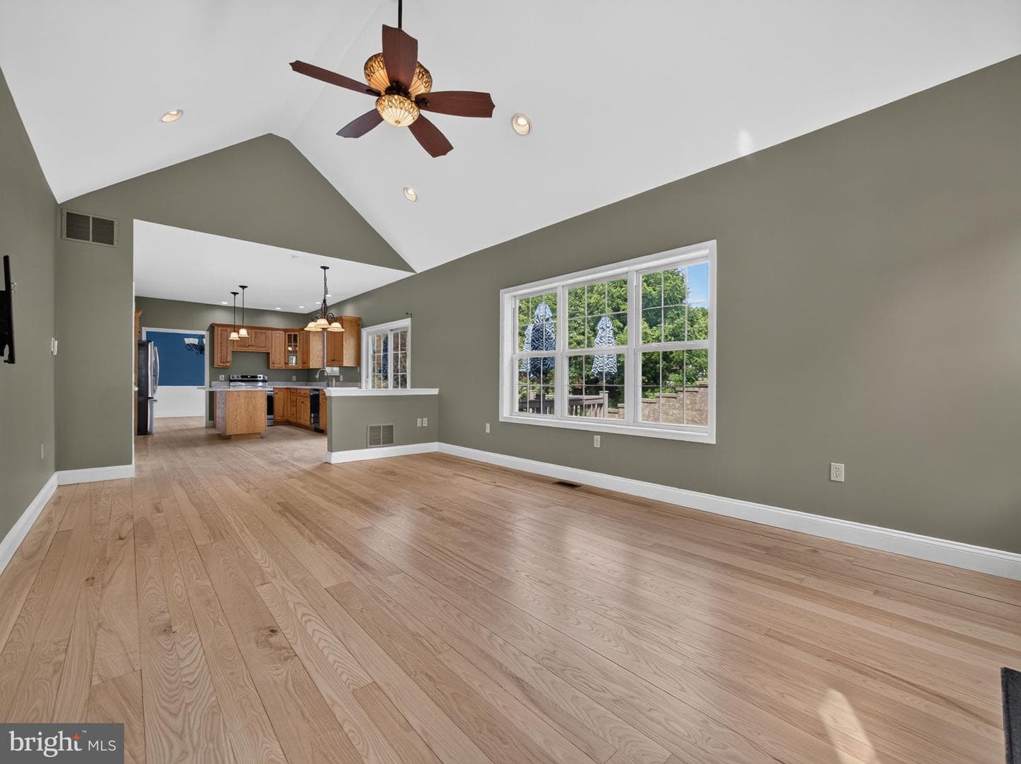 649 S Reading Avenue photo 12
