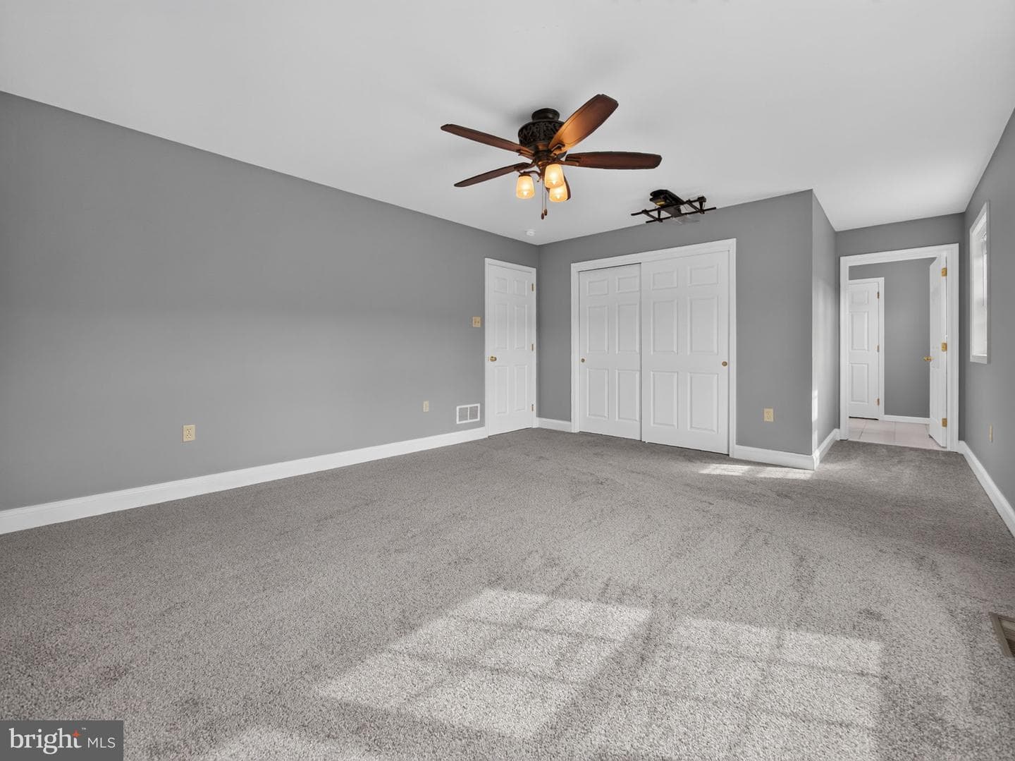 649 S Reading Avenue photo 16