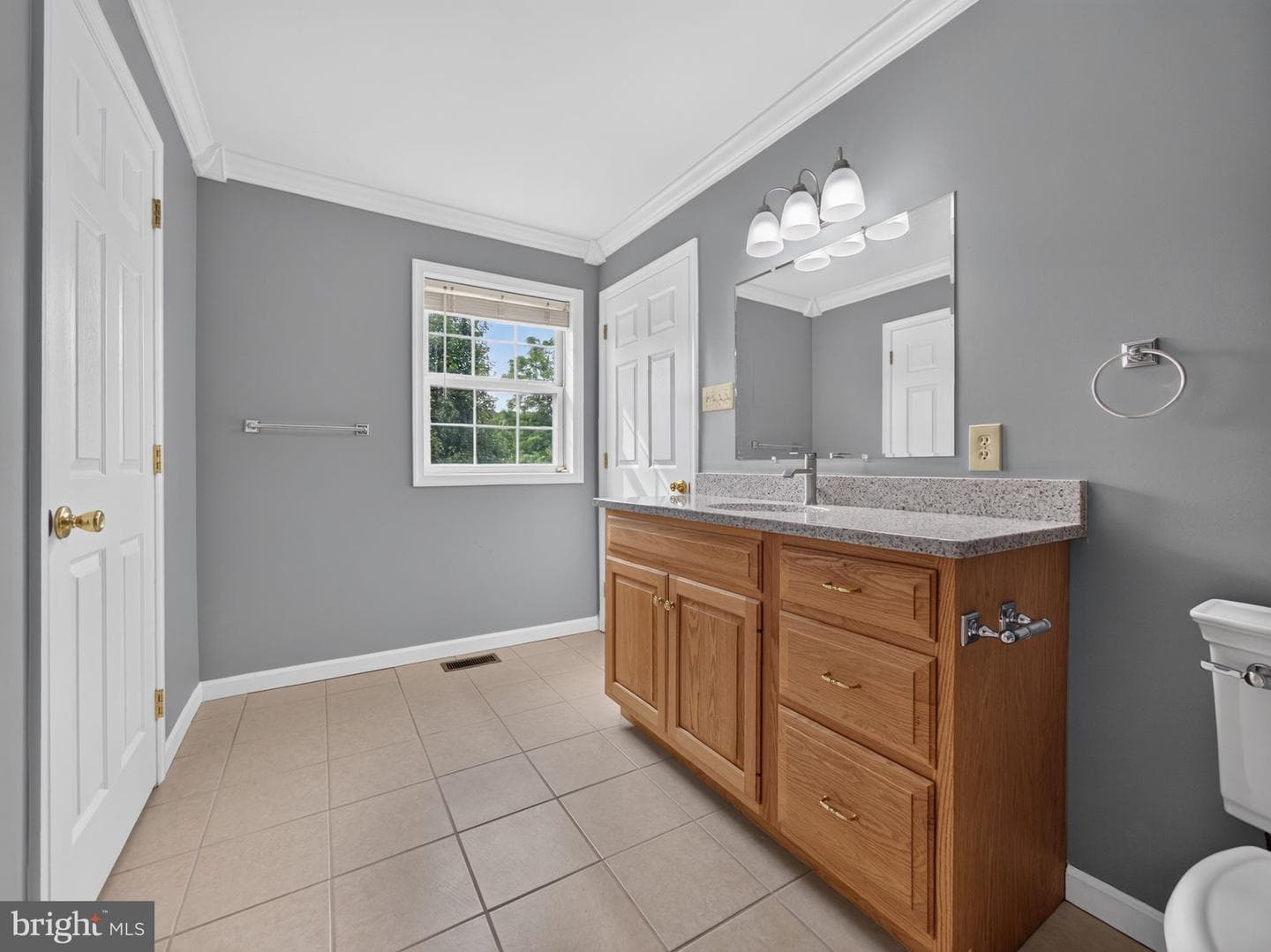 649 S Reading Avenue photo 22