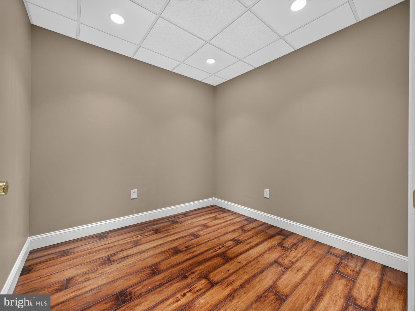 649 S Reading Avenue photo 27
