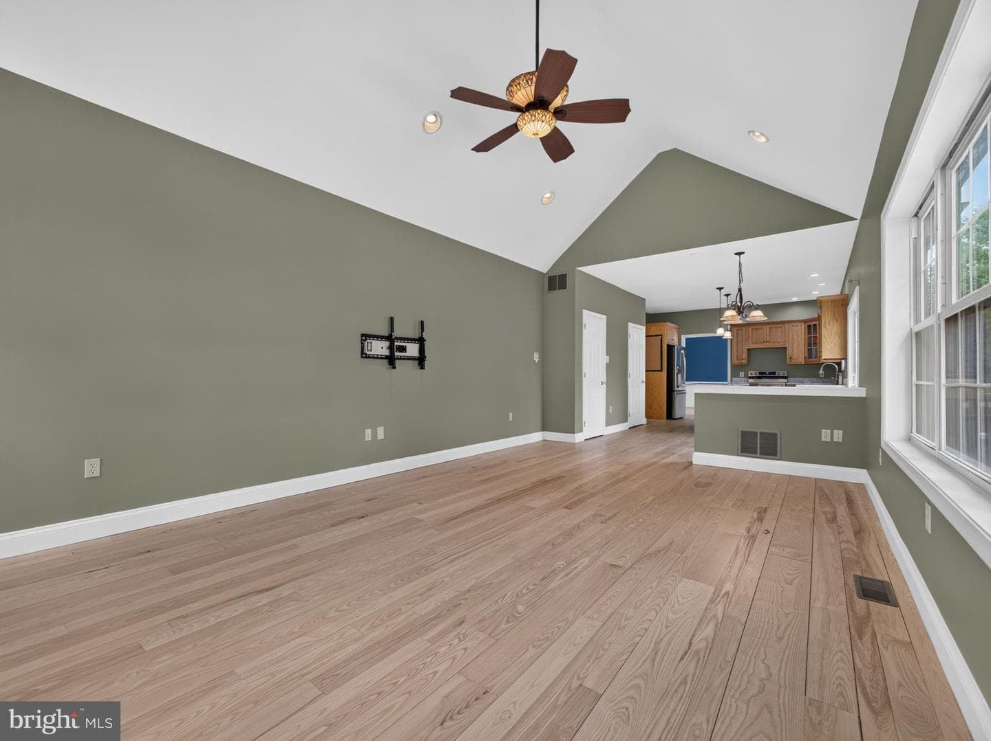 649 S Reading Avenue photo 42
