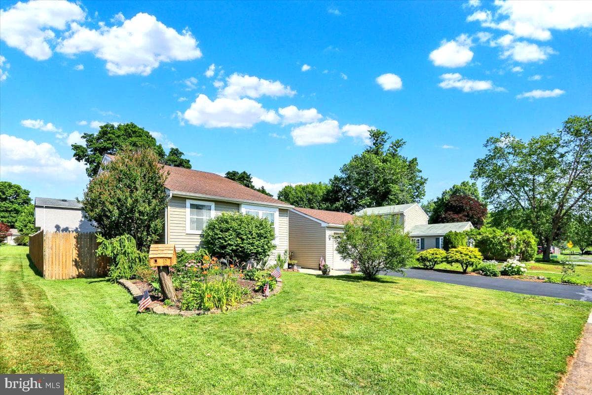 460 Moonflower Avenue, Reading