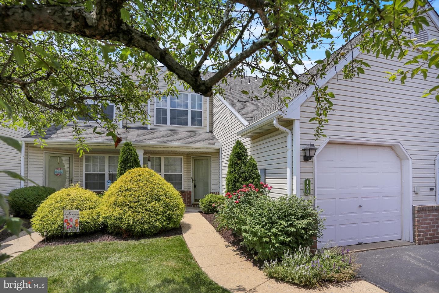 160 Hickory Ln, Reading