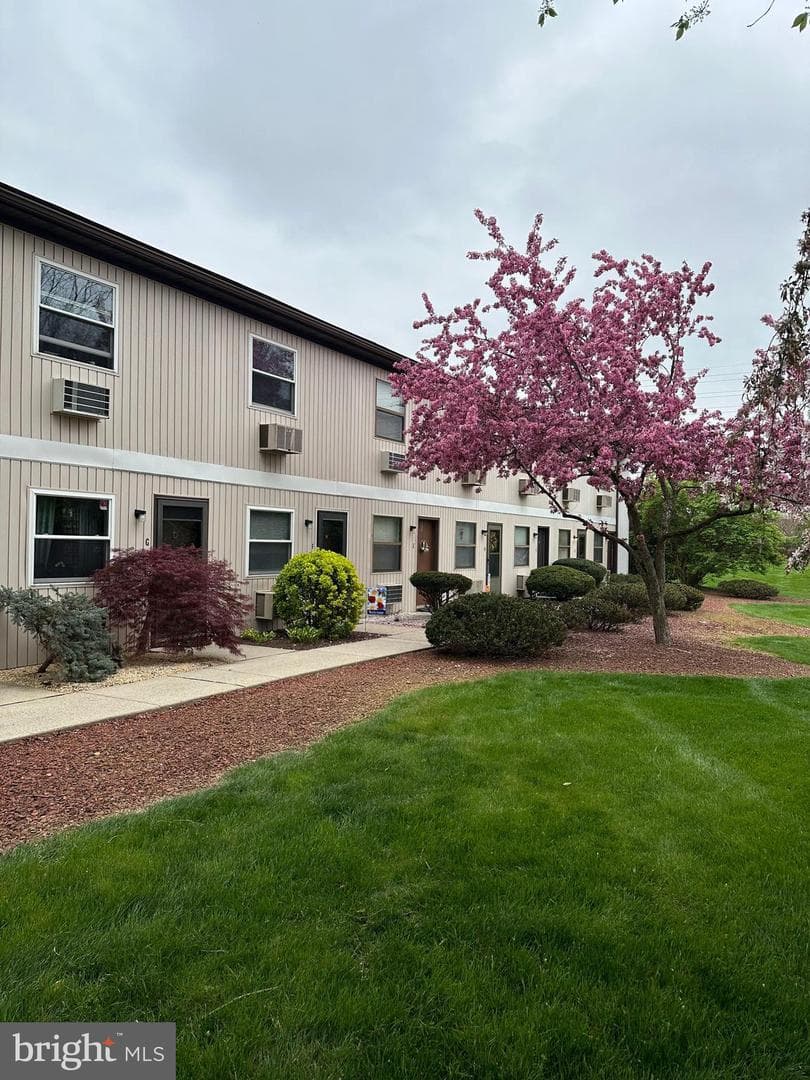 1338 W Wyomissing, West Lawn