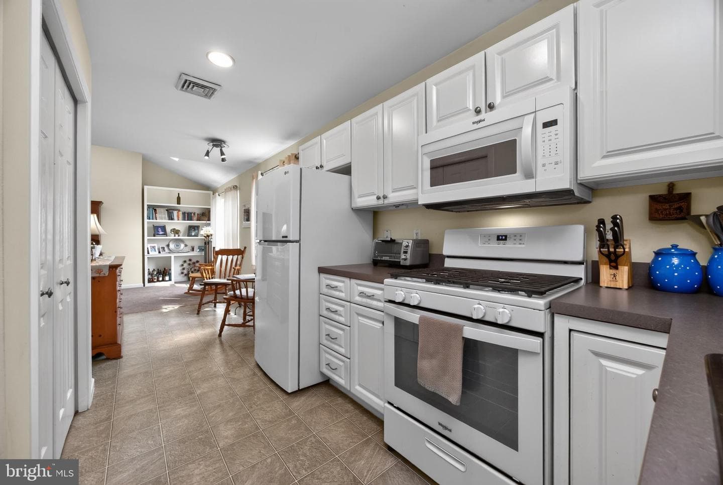 601 Country Lane photo 18