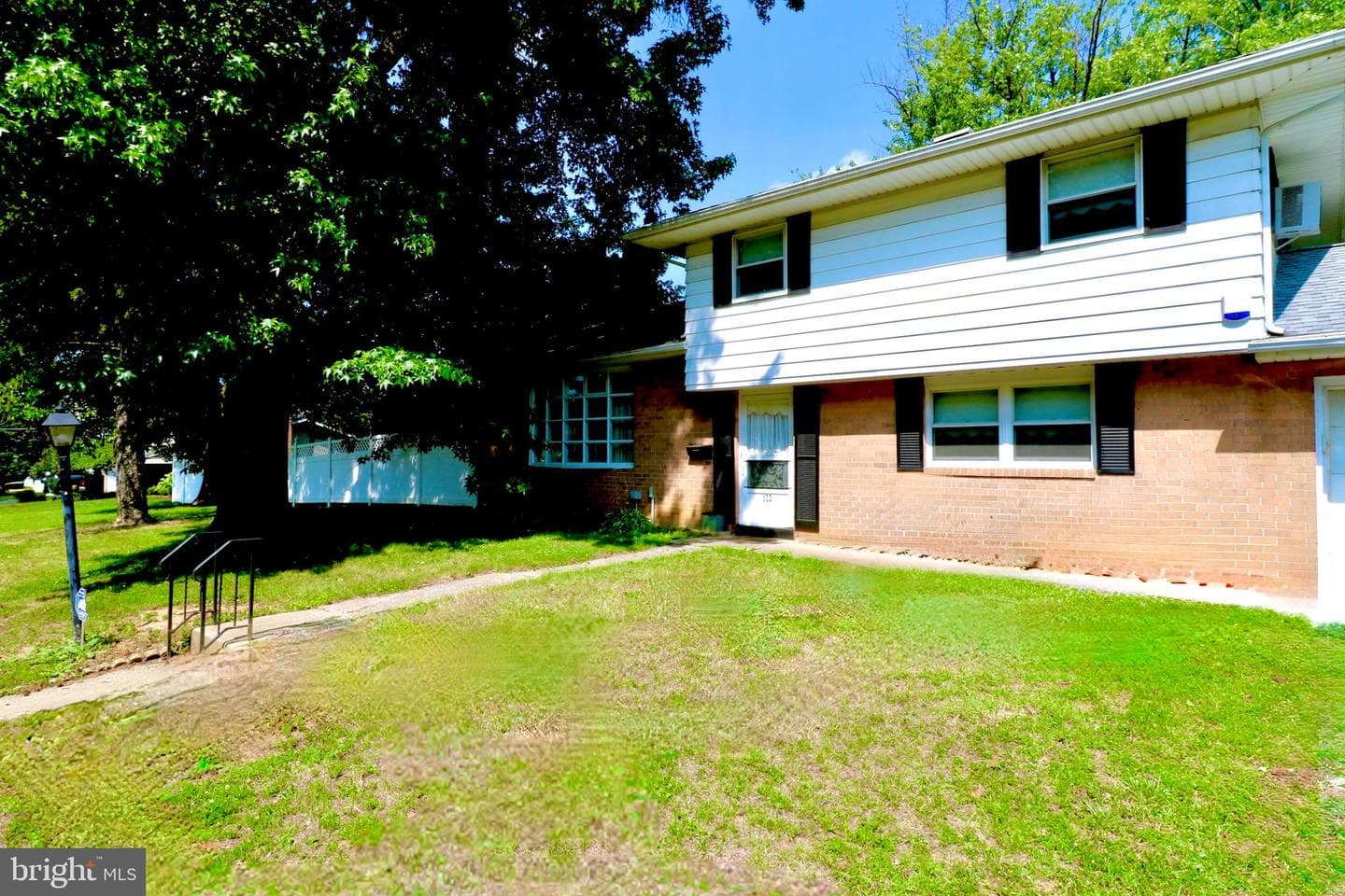 122 Granville Avenue photo 4