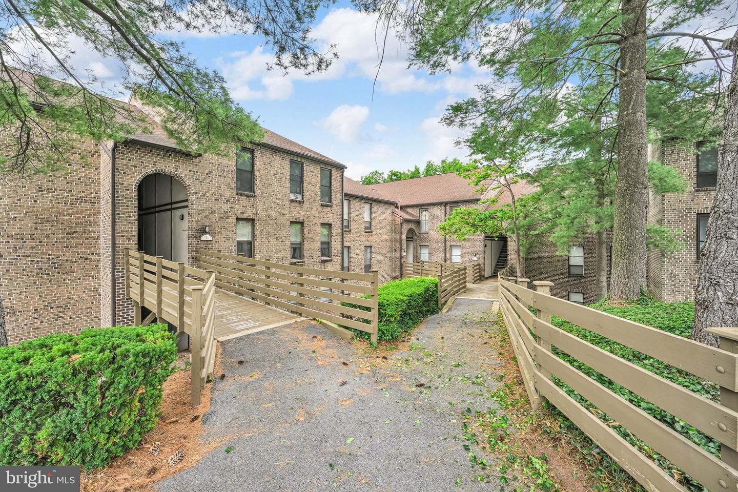 2 Fairway Road photo 1