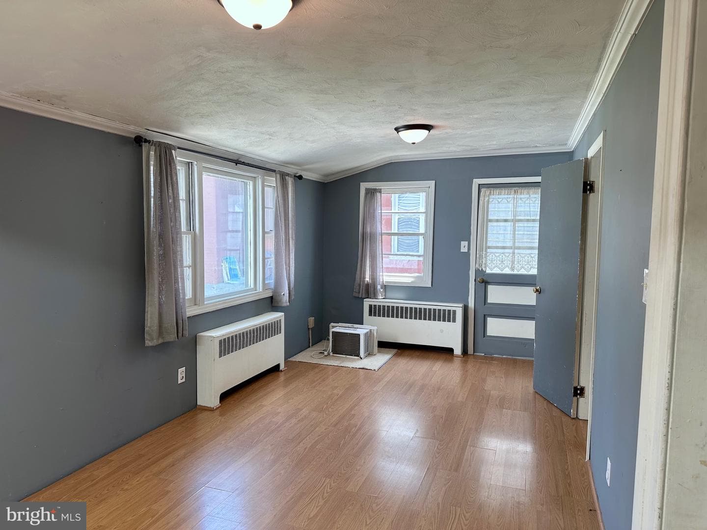 36 S Whiteoak Street photo 7