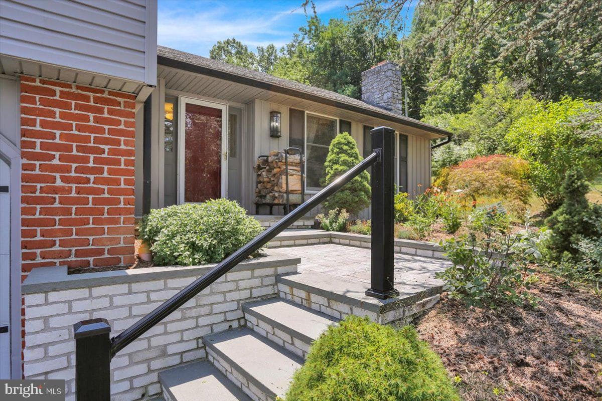 209 Pembroke Drive photo 4