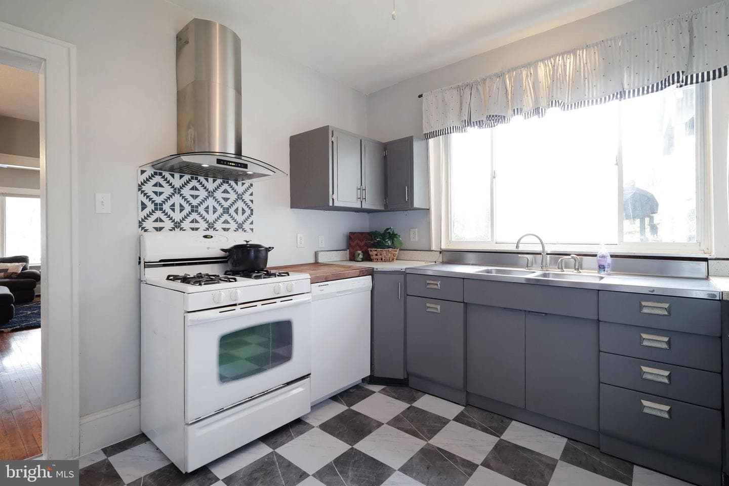 901 Belmont Avenue photo 22
