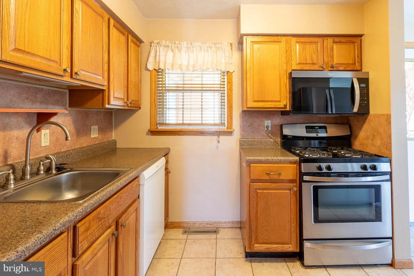 1818 Bell Avenue photo 2
