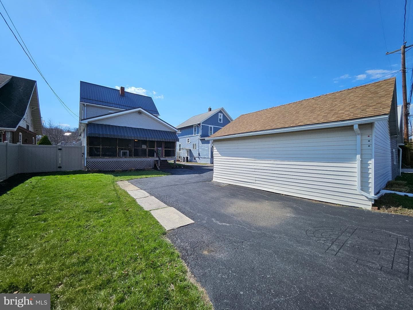 211 Logan Boulevard photo 11