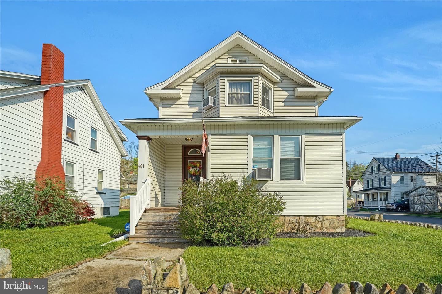 481 Park Ave photo 1