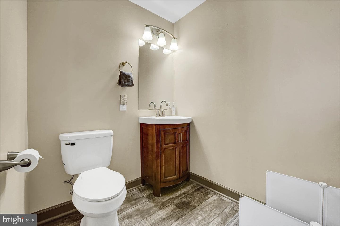 481 Park Ave photo 8