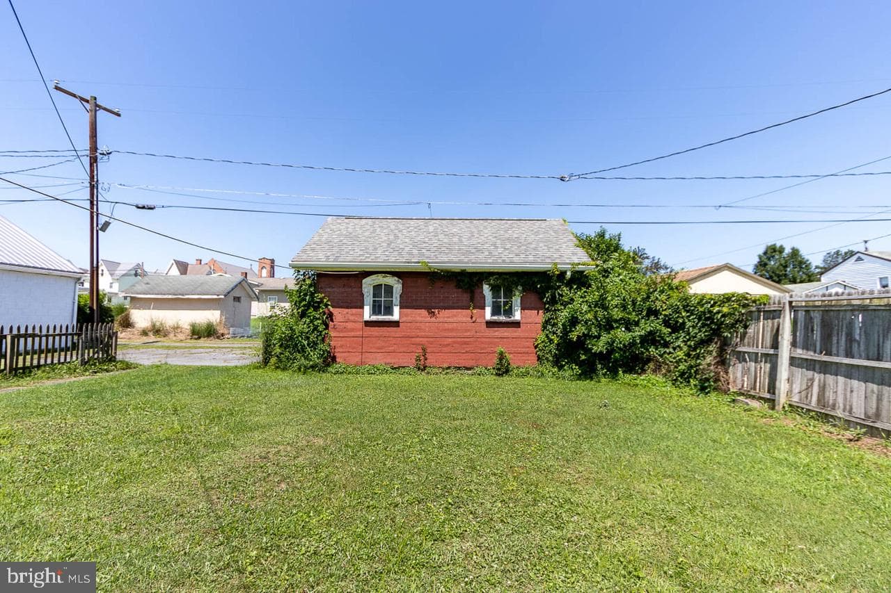 706 5th Street E photo 26
