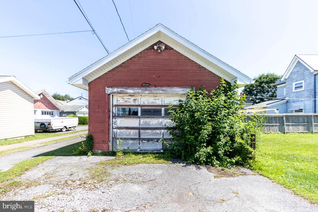 706 5th Street E photo 28