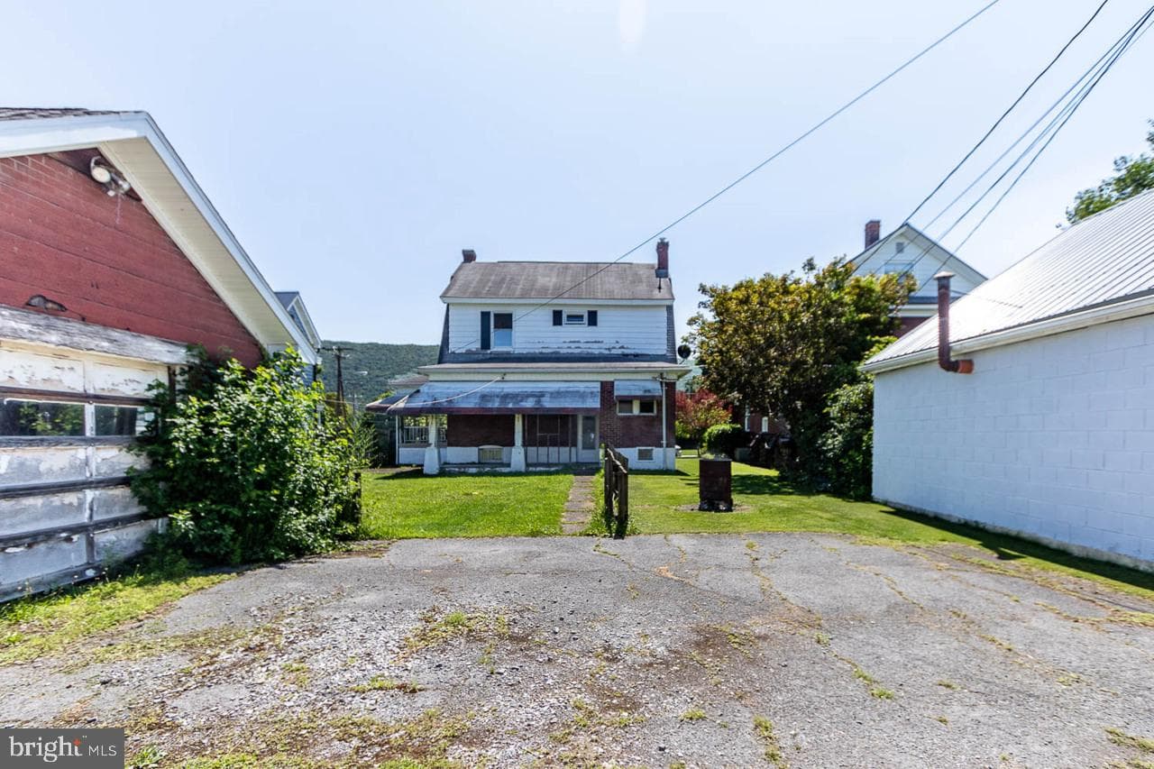 706 5th Street E photo 29