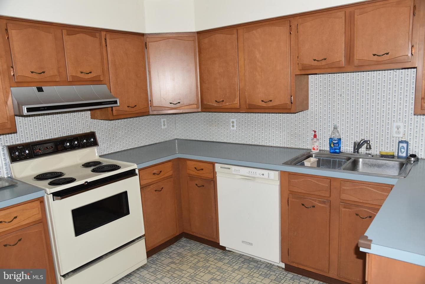 2370 Hillcrest Road photo 6