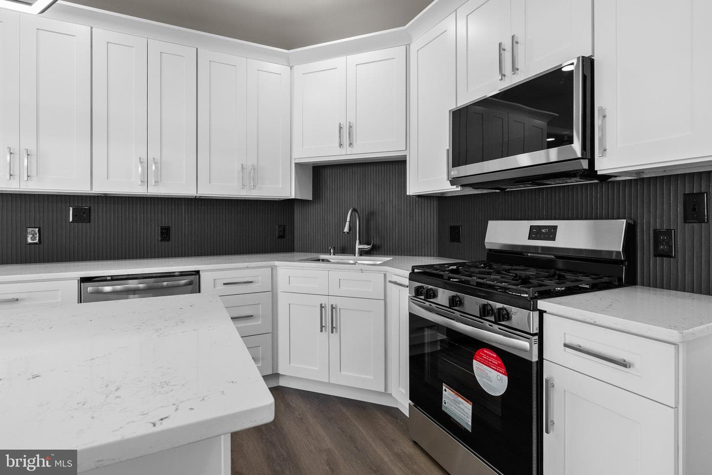 825 Elm Avenue photo 10