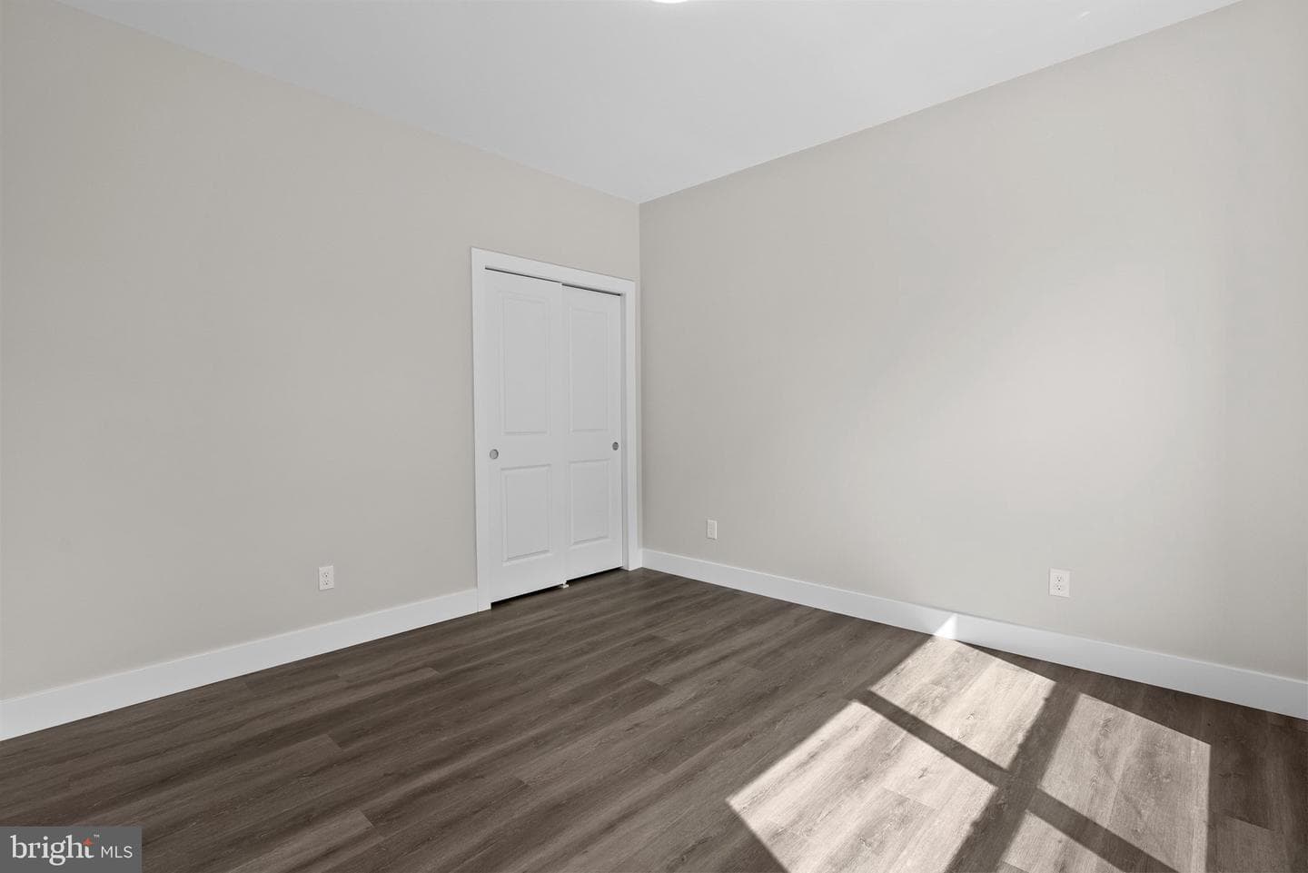 825 Elm Avenue photo 18